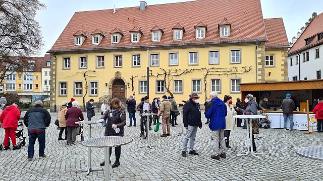 Essen und Gespräche auf Abstand auf dem Martin-Luther-Platz