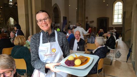 Gastgeberin Jessica Müller bringt den Sonntagsbraten