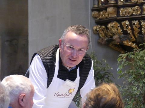 Der Landesbischof bedient am Tisch