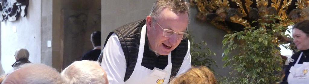 Landesbischof Dr. Christian Kopp mit Vesperkirche-Schürze